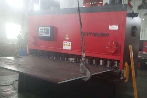 20mm by 2.5meters RONGWIN Hydraulic shearing machine testing in the factory